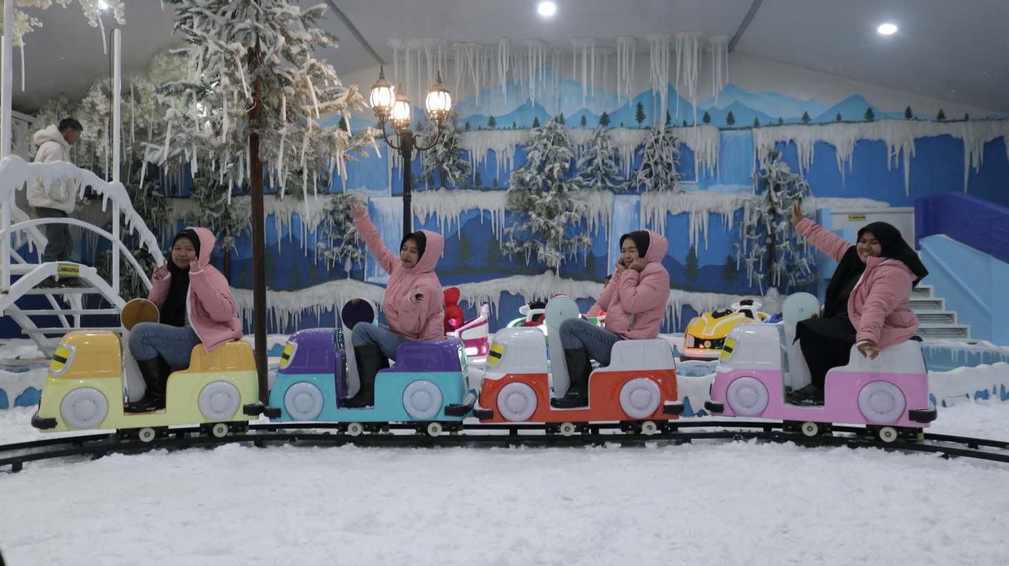 Snow World, Wahana Salju Pertama di Kaltim Hadir di Samarinda Theme Park 